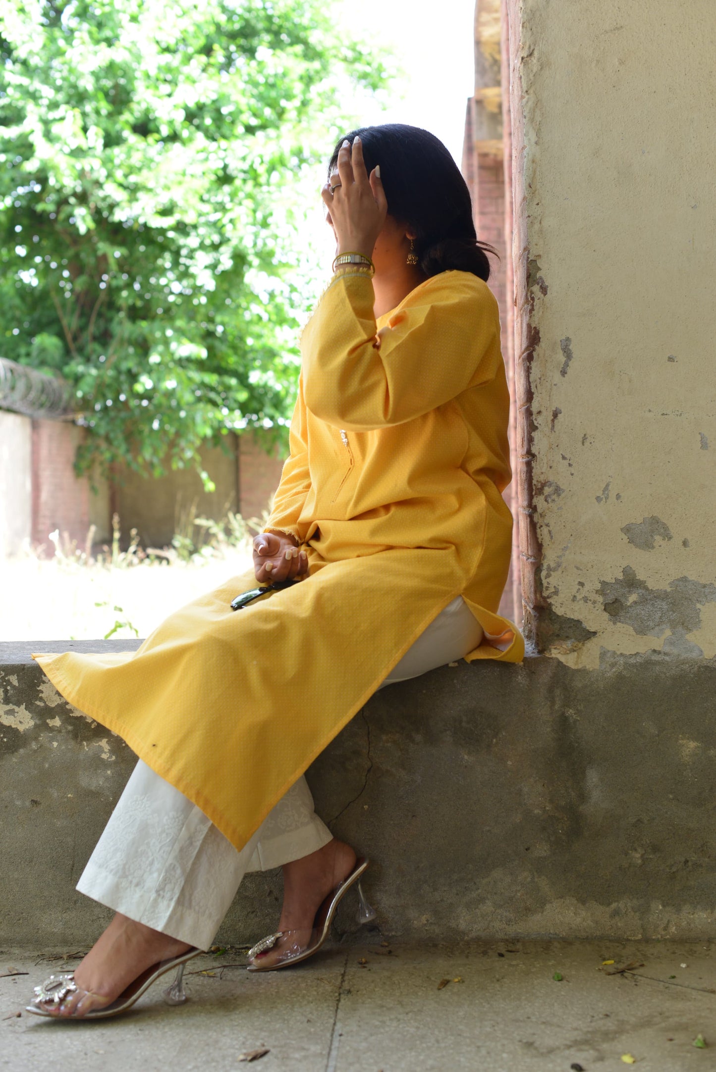 YELLOW